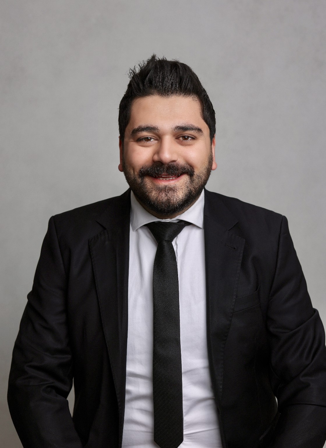 Eğitim yöneticisi Serhat Aytaç Akbaş'ın siyah beyaz portresi