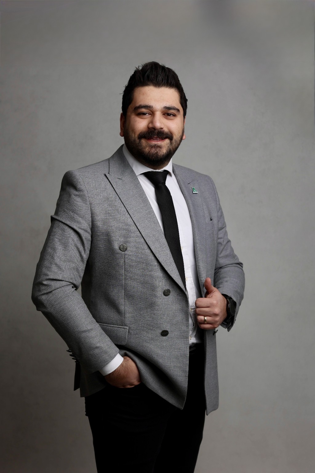 Serhat Aytaç Akbaş'ın takım elbiseli siyah beyaz portresi